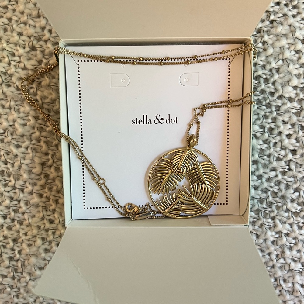 Stella & Dot Filigree Pendant - Botanical